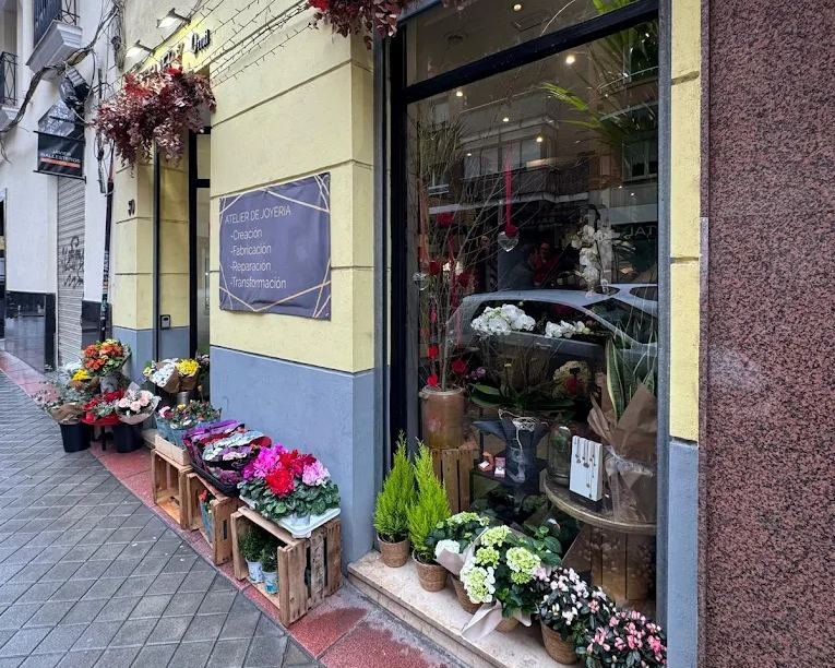 Fachada amarilla de Atelier de Flores IDEM en Calle de Alcántara, 30 (barrio de Salamanca, Madrid)