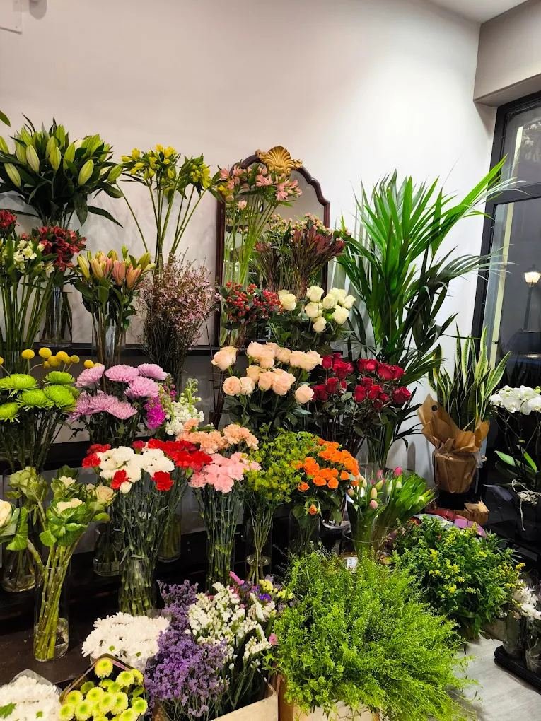 Flor fresca del día: lirios, rosas y claveles en el interior de la floristería