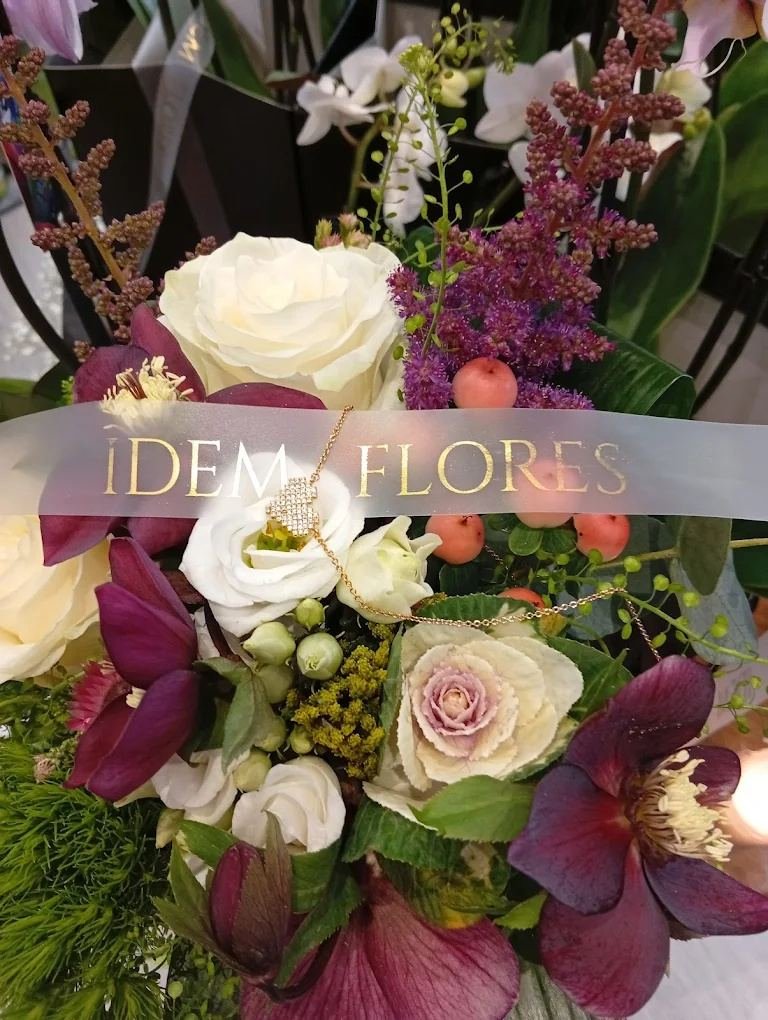 Lazo IDEM FLORES con collar de oro sobre ramo de rosas blancas y eléboros: flores y atelier de joyería