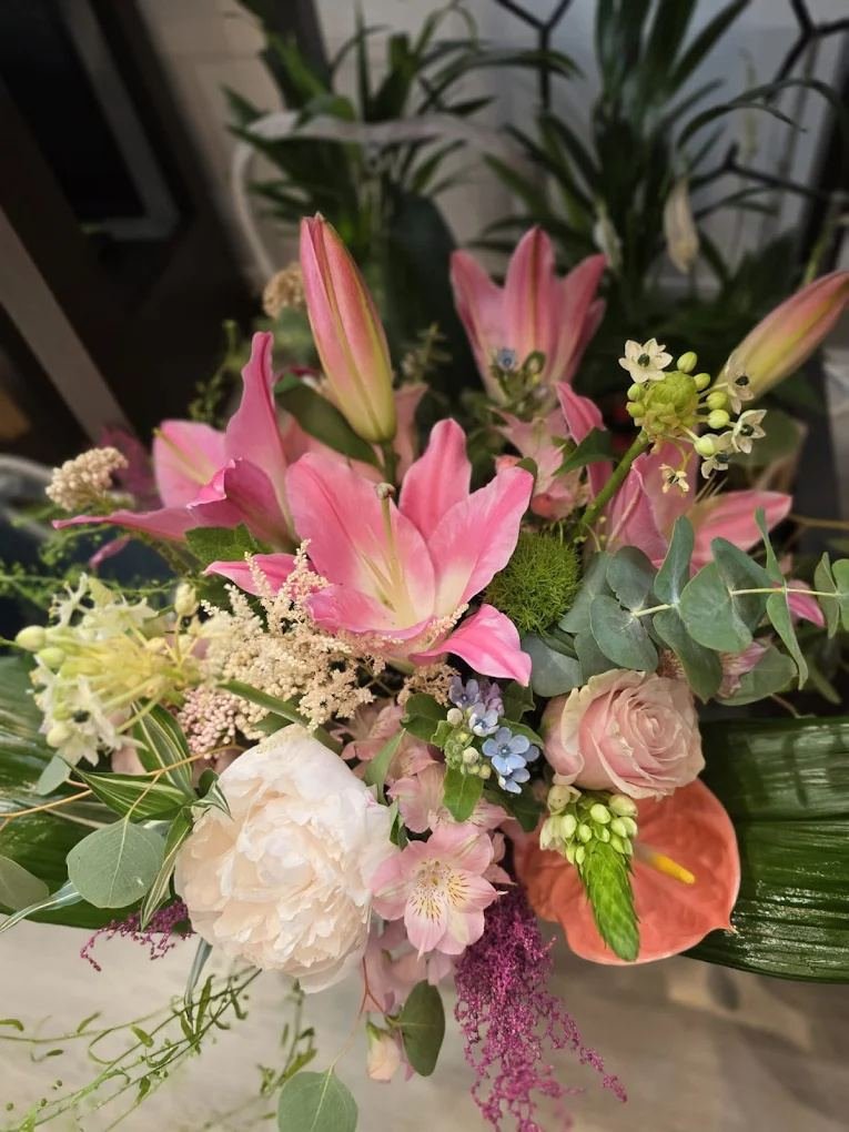 Ramo en tonos pastel con lirios rosas, peonía y eucalipto